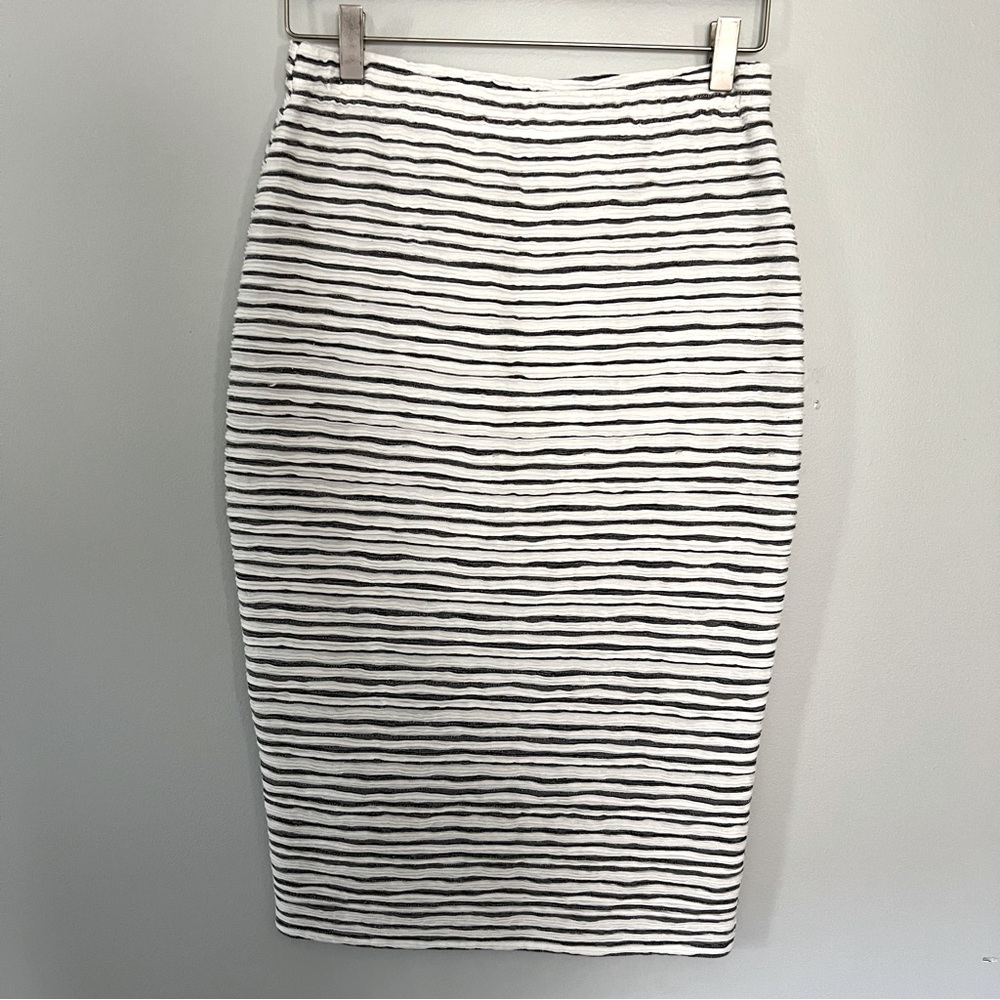 Chelsea28 Textured Stretch Pencil Skirt • Small